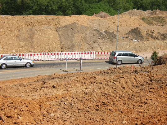 Bild: Der andere Abzweig zur Nebentrasse mit Autos