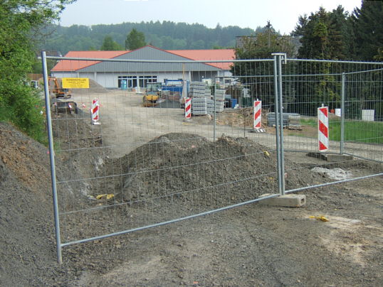 Bild: Ein Gitter schützt ein Loch...