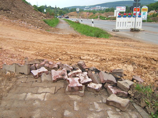 Bild: Die Zufahrt auf den Dreckhang unterbrach den Fu&szlig;weg.