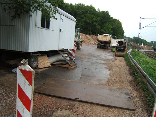 Bild: Dieselbe Eisenplatte, nur mit Blick in die andere Richtung, auf den alten Parkplatz.