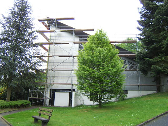 Bild: An der Friedhofshalle wird auch gebaut.