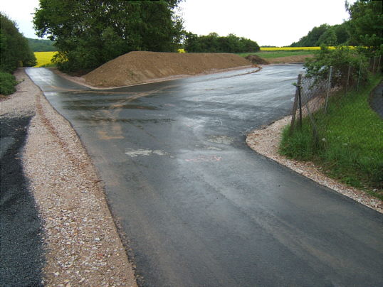 Bild: Der neue Parkplatz vom Friedhof aus gesehen