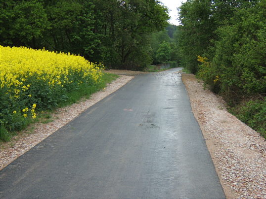 Bild: Der Weg jetzt IN Richtung Friedhof