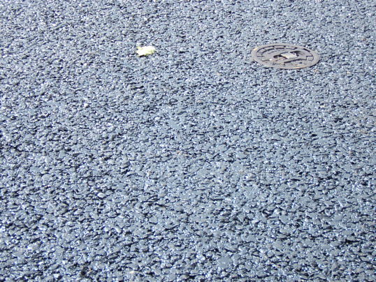 Bild: Schöner neuer schwarzer Straßenbelag