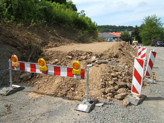 Bild: Die merkwürdige Aufschüttung an der Einfahrt