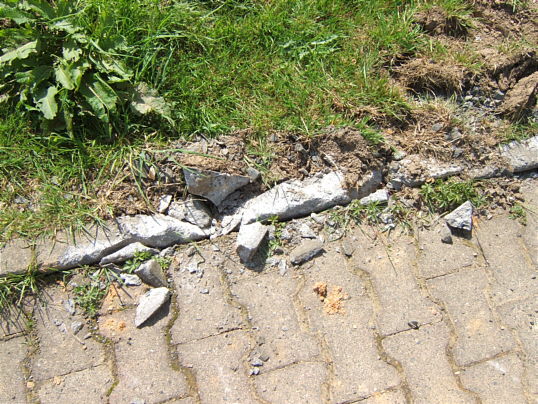 Bild: Zerbrochene Randsteine