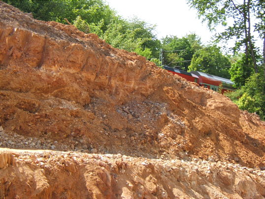 Bild: Steilwand mit Eisenbahn