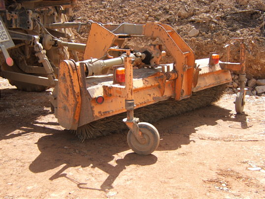 Bild: Damit wird hier gekehrt. Bitter nötig bei dem vielen Dreck.