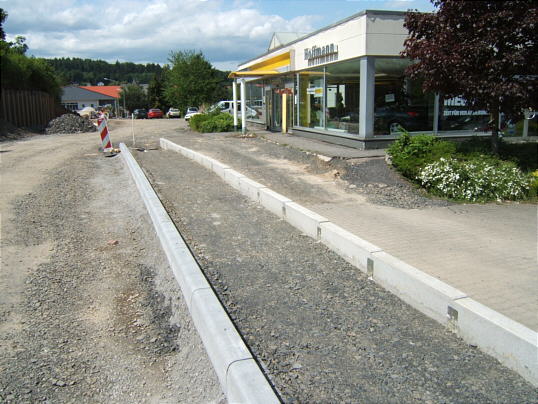 Bild: Hier entsteht der Gehweg zum REWE.