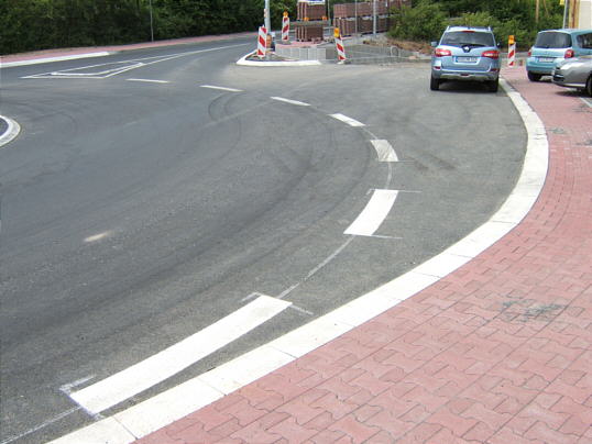 Bild: Die merkwürdige, wenn auch schön kreisförmige Bestrichelung an der REWE-Einfahrt.