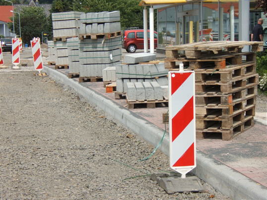 Bild: Ein Stück fertiger, aber nicht freier Gehweg