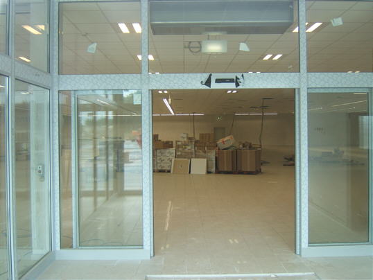 Bild: Bescheuert: Licht im leeren Markt am Sonntag