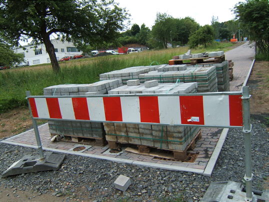 Bild: Der gepflasterte Weg vom Autal zum REWE