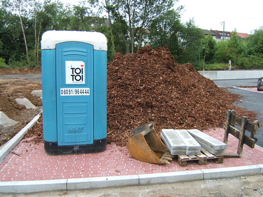 Bild: Rindenmulch und Kundentoilette