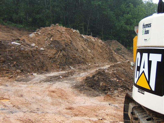 Bild: Bagger und feuchter Dreck