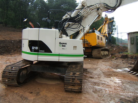 Bild: Noch ein Bagger und noch feuchterer Dreck.