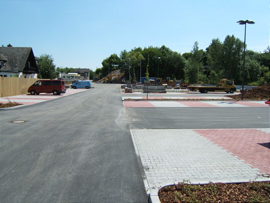 Bild: Blick vom Markt über den Parkplatz