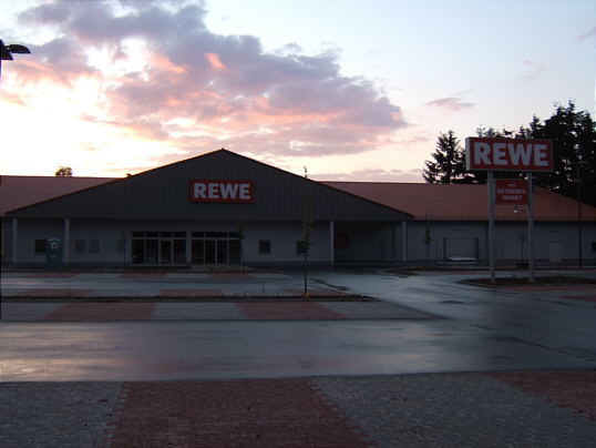 Bild: Rewe im Abendlicht