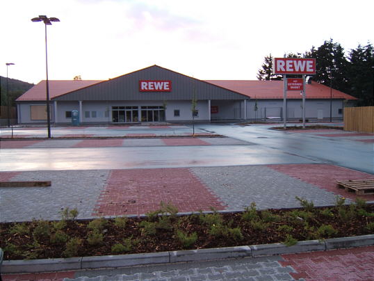 Bild: Mit Parkplatz, Schildern und Schakaluka