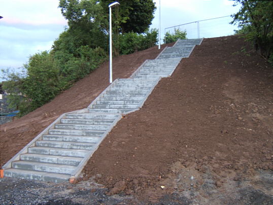 Bild: Die immer noch etwas unfertige Treppe