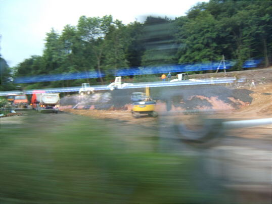 Bild: Die Baustelle am Bahnübergang aus dem Zug heraus