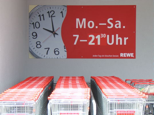 Bild: Man beachte, wie gut die Zeit auf der Uhr mit dem Schild korrespondiert.