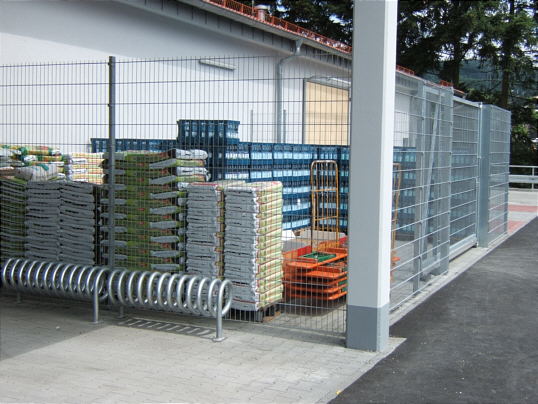 Bild: Ein Gefängnis mit Gartenartikeln