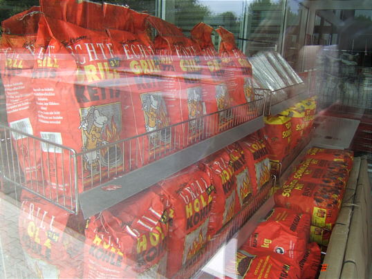 Bild: Grillkohle available.