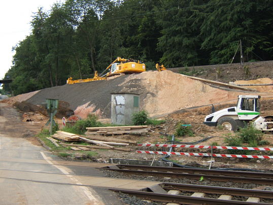 Bild: Eine Rampe und Baufahrzeuge und Zeug