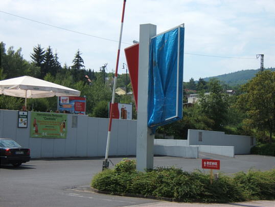 Bild: Das alte Rewe-Schild verborgen