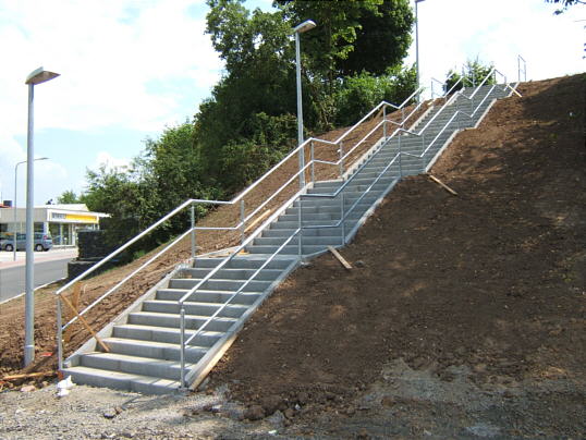 Bild: Wow, Geländer an der Treppe und der Zaun oben ist auch weg.