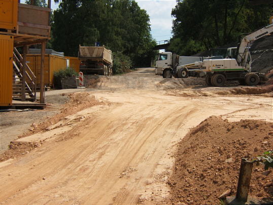 Bild: Auf der alten Straße geht es etwas stufig zu.