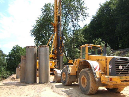 Bild: Krasse Baumaschinen und staubiger Dreck und Zeug