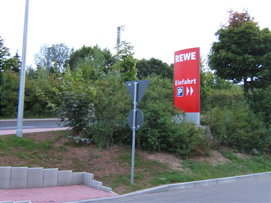 Bild: Die REWE-Einfahrt, wie sie wohl bleiben wird.