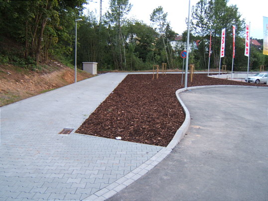 Bild: Fußweg und Rindenmulch ... und Zeug