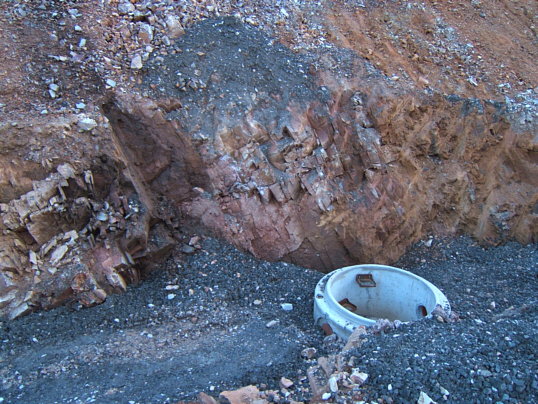 Bild: Kanalschacht im Graben