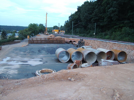 Bild: Rohre und ein gewalzter Platz und Zeug