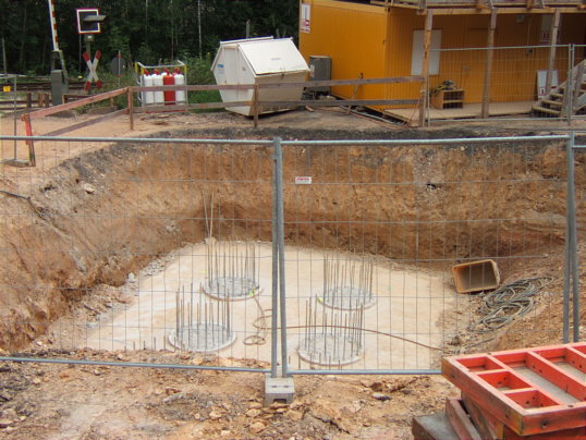 Bild: Das werden aber bestimmt Pfeiler ... da war früher mal die Straße.