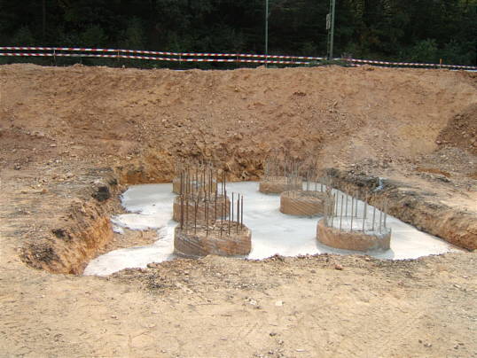 Bild: Ein paar andere Pfeiler, in Beton eingefasst