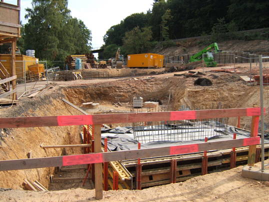 Bild: Ein Loch und Pfeiler und Zeug