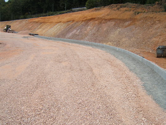 Bild: Der weitere Verlauf direkt neben dem Bahndamm