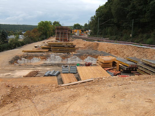 Bild: Pfeiler und Zeug in der Ferne