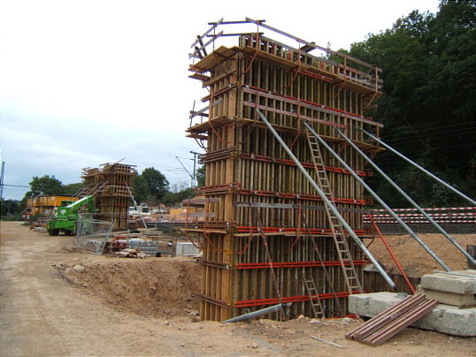 Bild: Pfeiler mit Verschalung, im Hintergrund Flip