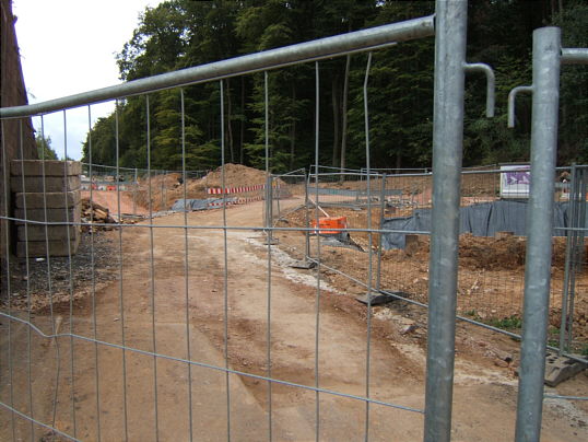 Bild: Blick Richtung Ramada durch's Gitter