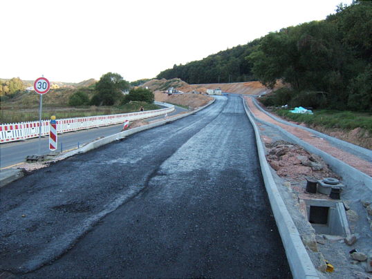 Bild: Eine neue Aussicht mit geteerter Straße