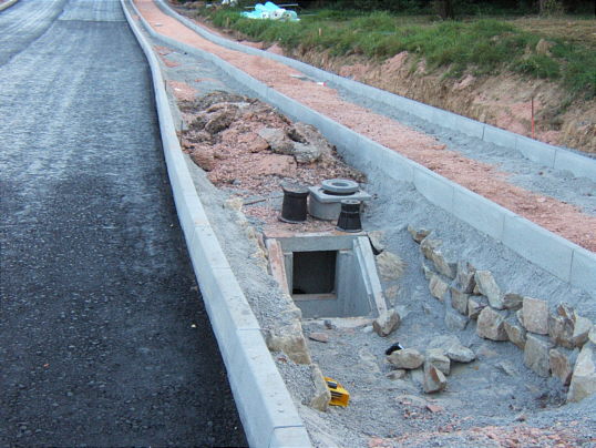 Bild: Zwischen Straße und Bürgersteig ein Bach