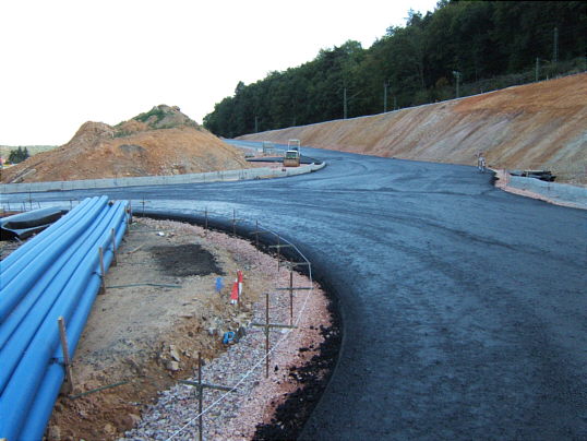 Bild: Die Zufahrt vom Kreisel Richtung Brücke