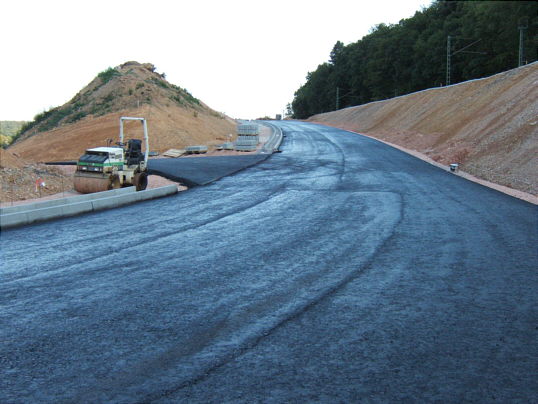 Bild: Die Straße Richtung Brücke, links die Behelfsstraße