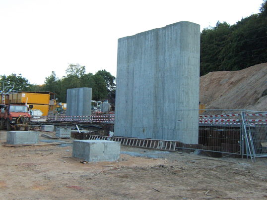 Bild: Die beiden Pfeiler parallel zu den Gleisen