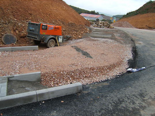 Bild: Ein noch unvollendeter Bürgersteig